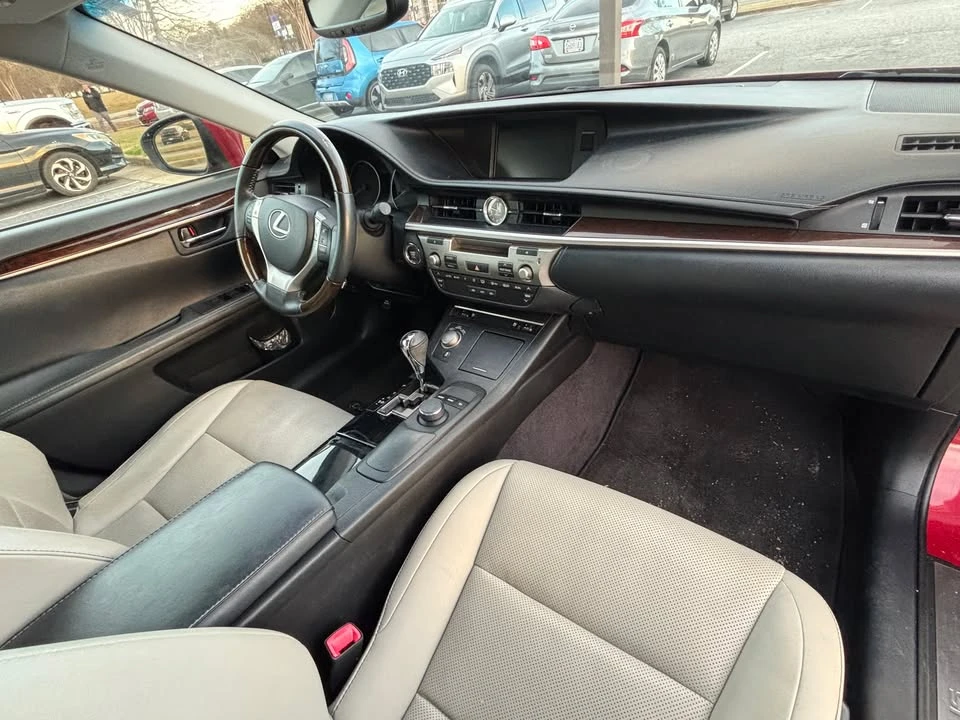 2015 Lexus ES 6th Gen - Image 10 of 11