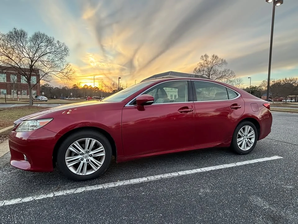 2015 Lexus ES 6th Gen - Image 2 of 11