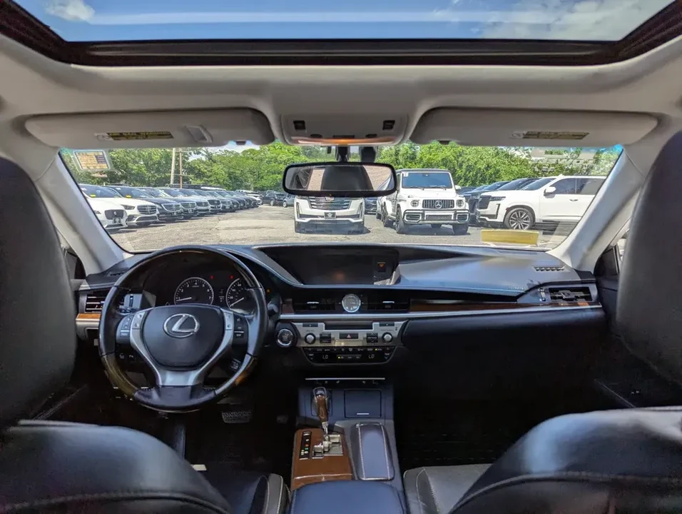 2015 Lexus ES 6th Gen - Image 17 of 18