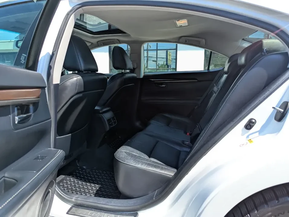 2015 Lexus ES 6th Gen - Image 18 of 18