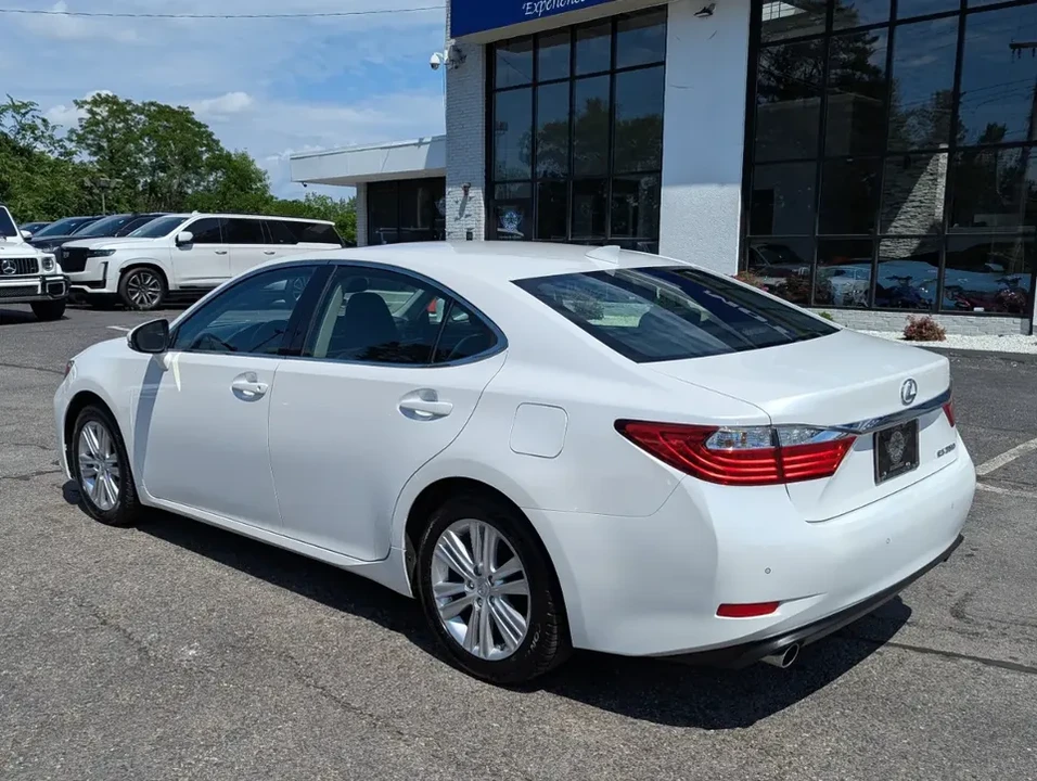 2015 Lexus ES 6th Gen - Image 5 of 18