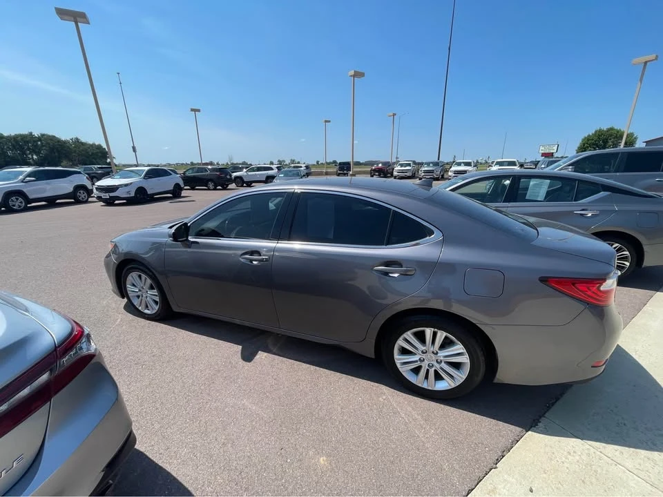 2015 Lexus ES 6th Gen - Image 3 of 16