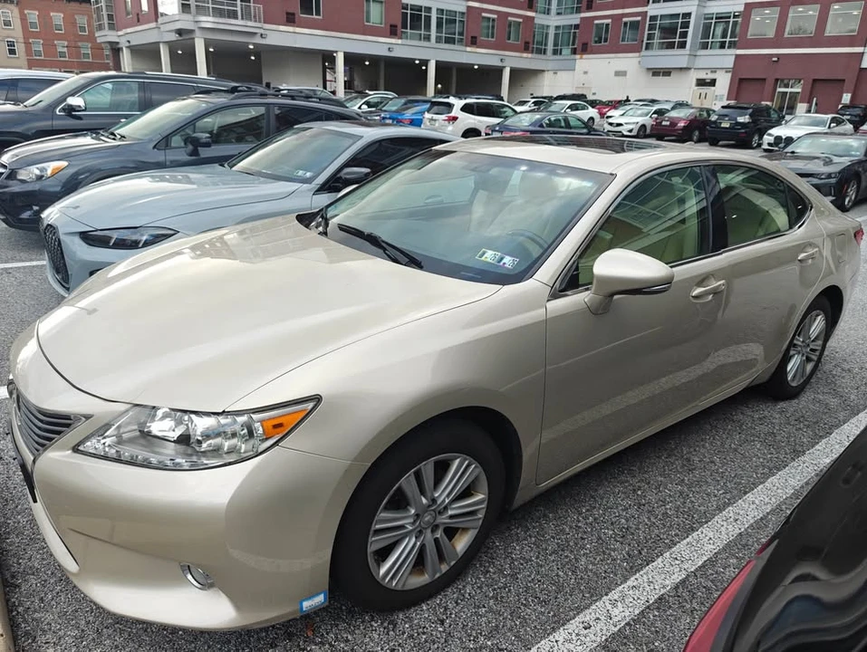 2015 Lexus ES 6th Gen - Image 8 of 10