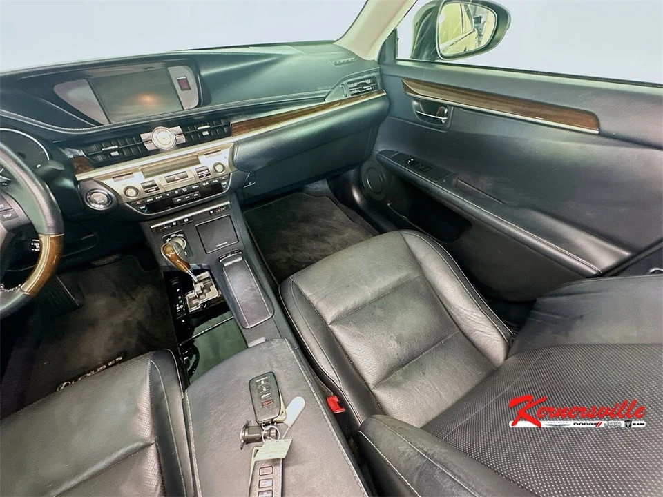 2015 Lexus ES 6th Gen - Image 11 of 21