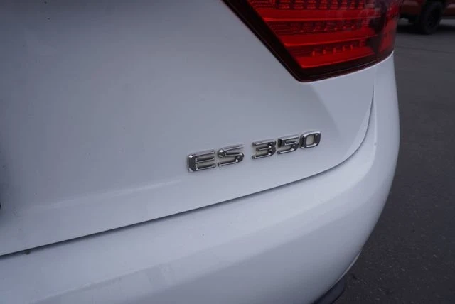 2015 Lexus ES 6th Gen - Image 16 of 21