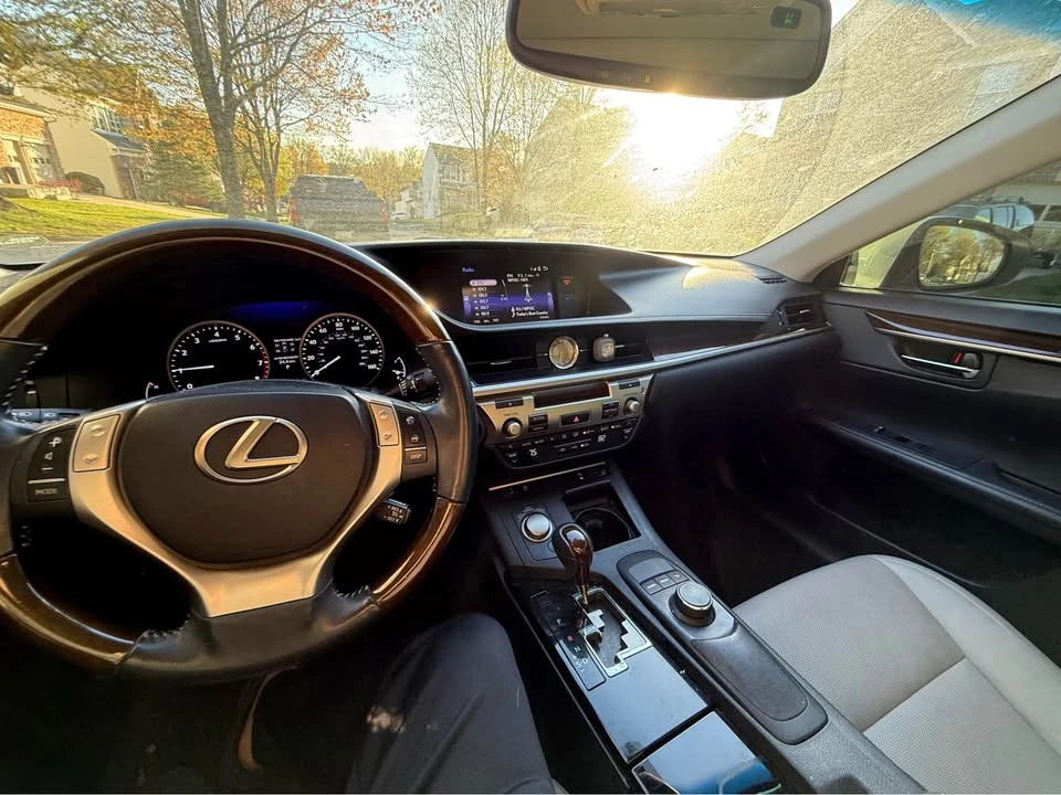 2015 Lexus ES 6th Gen - Image 8 of 9