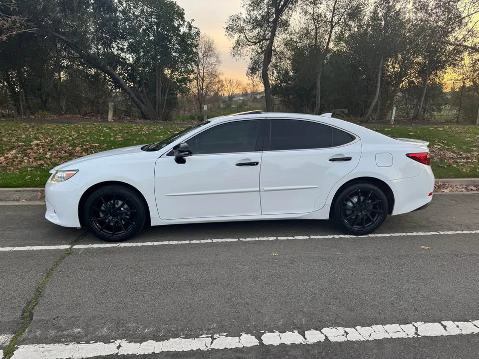 2015 Lexus ES 6th Gen - Image 6 of 14