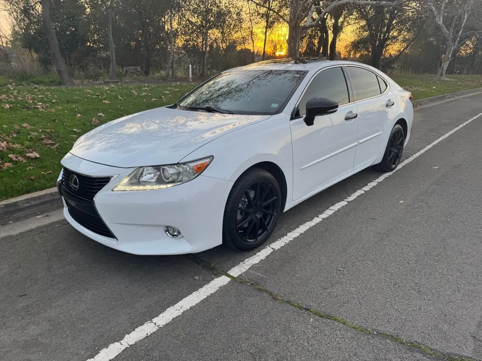 2015 Lexus ES 6th Gen - Image 2 of 14