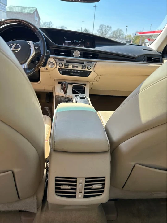 2015 Lexus ES 6th Gen - Image 9 of 13