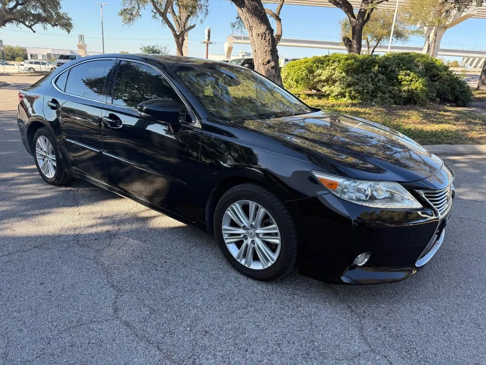 2015 Lexus ES 6th Gen - Image 3 of 8