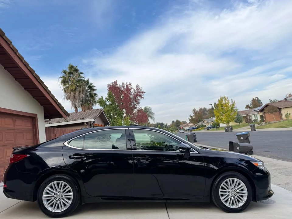 2015 Lexus ES 6th Gen - Image 2 of 17