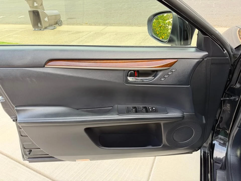 2015 Lexus ES 6th Gen - Image 15 of 17