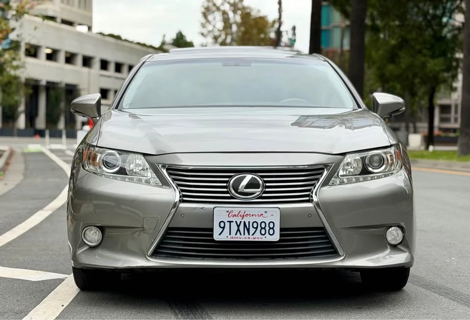 2015 Lexus ES 6th Gen - Image 2 of 14