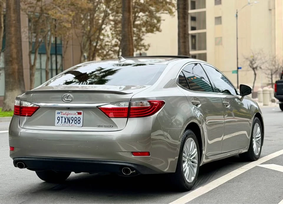 2015 Lexus ES 6th Gen - Image 4 of 14