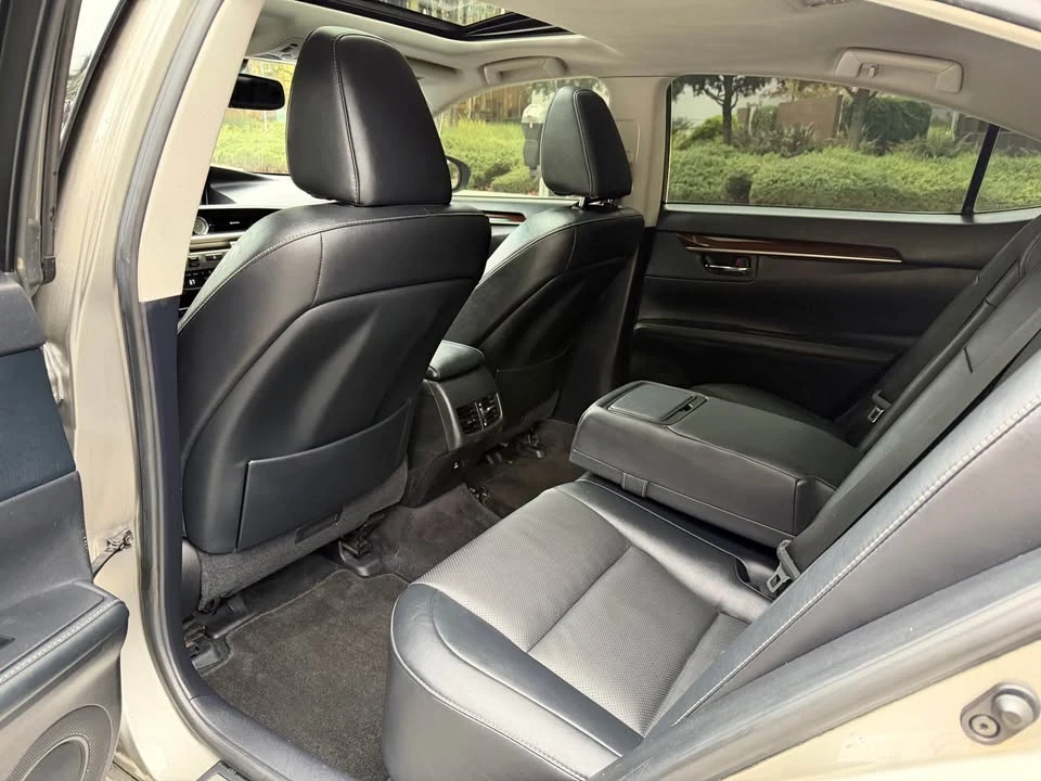 2015 Lexus ES 6th Gen - Image 9 of 14