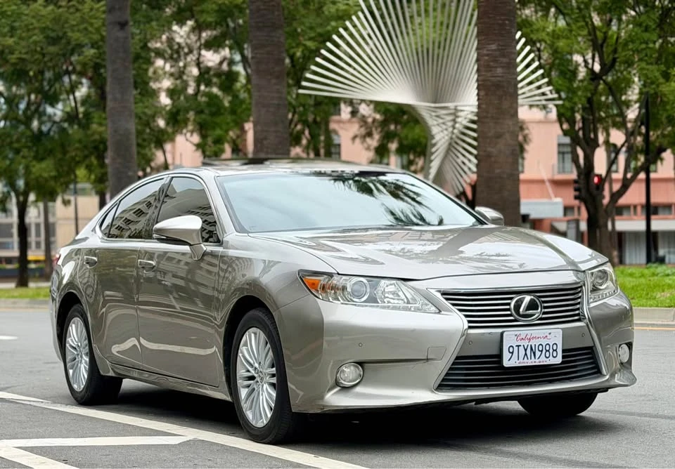 2015 Lexus ES 6th Gen - Image 3 of 14