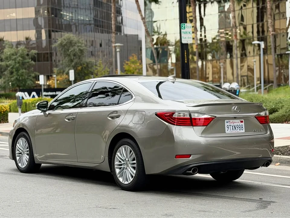 2015 Lexus ES 6th Gen - Image 6 of 14