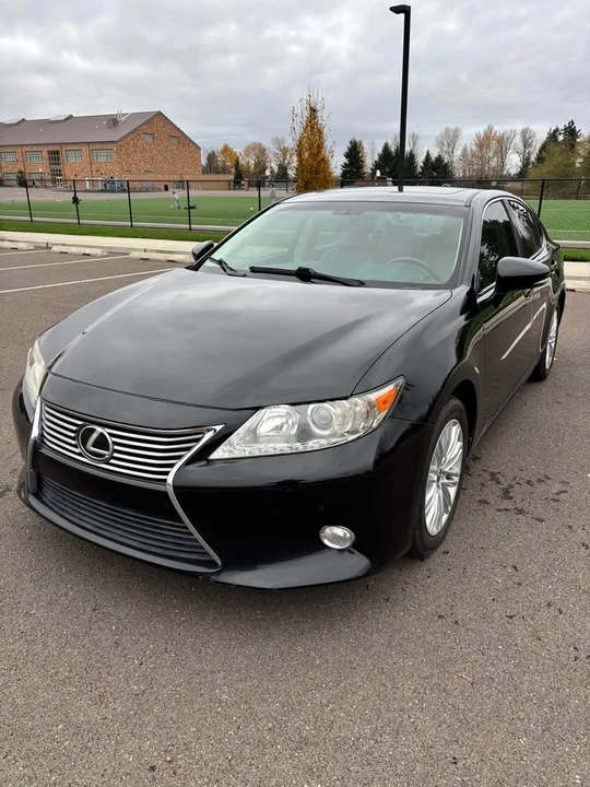 2015 Lexus ES 6th Gen - Image 2 of 9