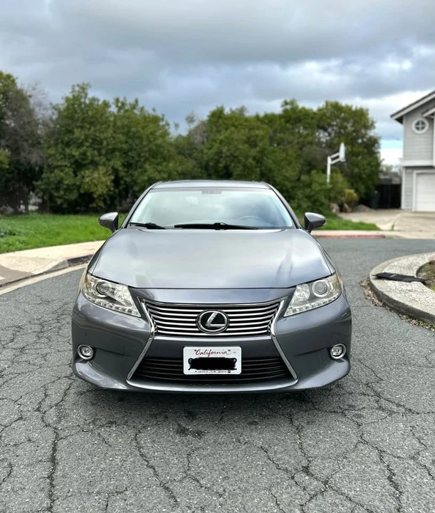 2015 Lexus ES 6th Gen - Image 2 of 13