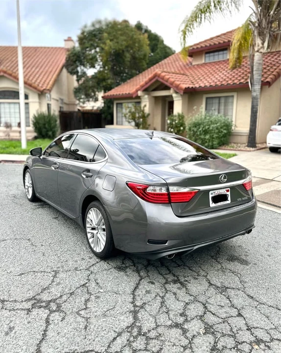 2015 Lexus ES 6th Gen - Image 4 of 13