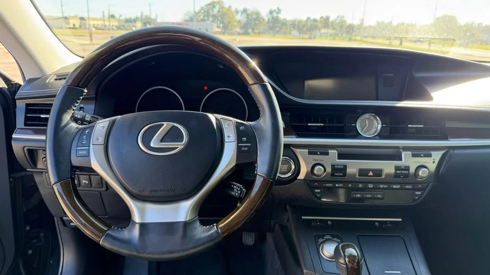 2015 Lexus ES 6th Gen - Image 8 of 9