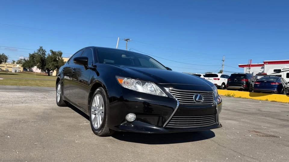 2015 Lexus ES 6th Gen - Image 2 of 12