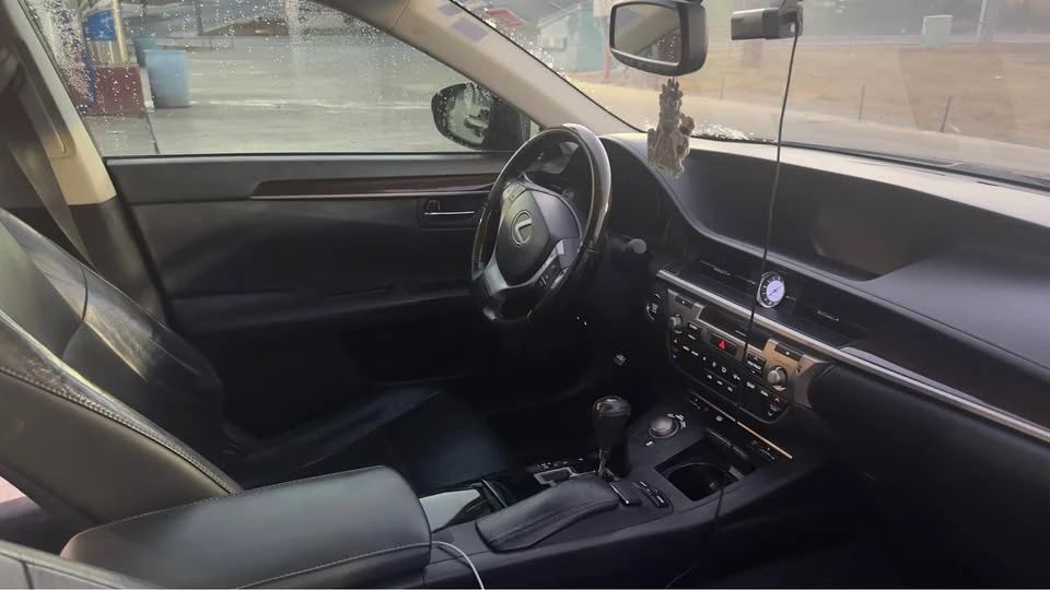 2015 Lexus ES 6th Gen - Image 4 of 17