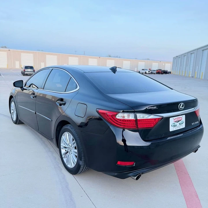 2015 Lexus ES 6th Gen - Image 5 of 18