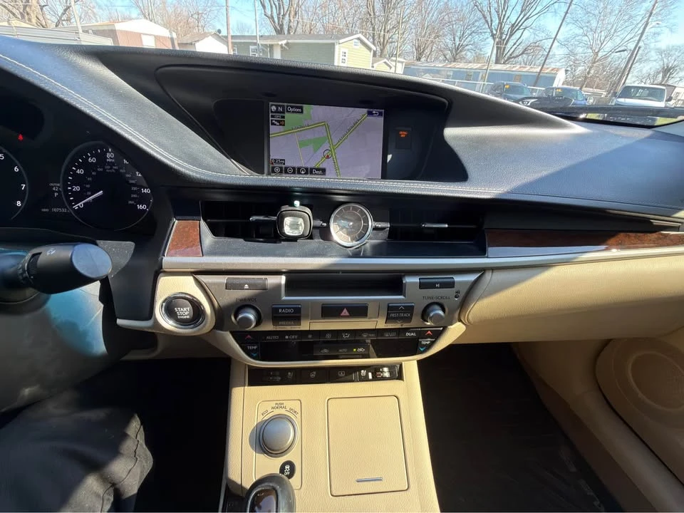 2015 Lexus ES 6th Gen - Image 19 of 20
