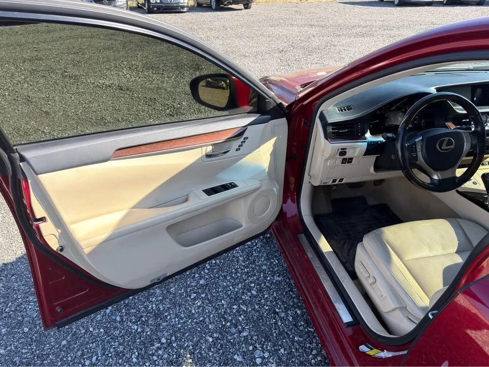 2015 Lexus ES 6th Gen - Image 16 of 20