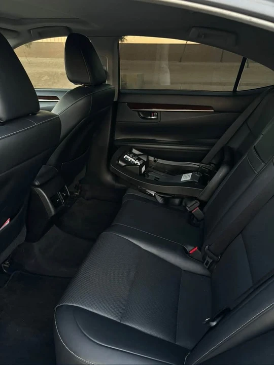 2015 Lexus ES 6th Gen - Image 8 of 9
