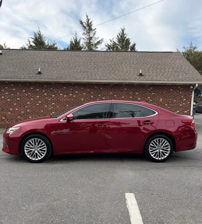 2015 Lexus ES 6th Gen - Image 2 of 3