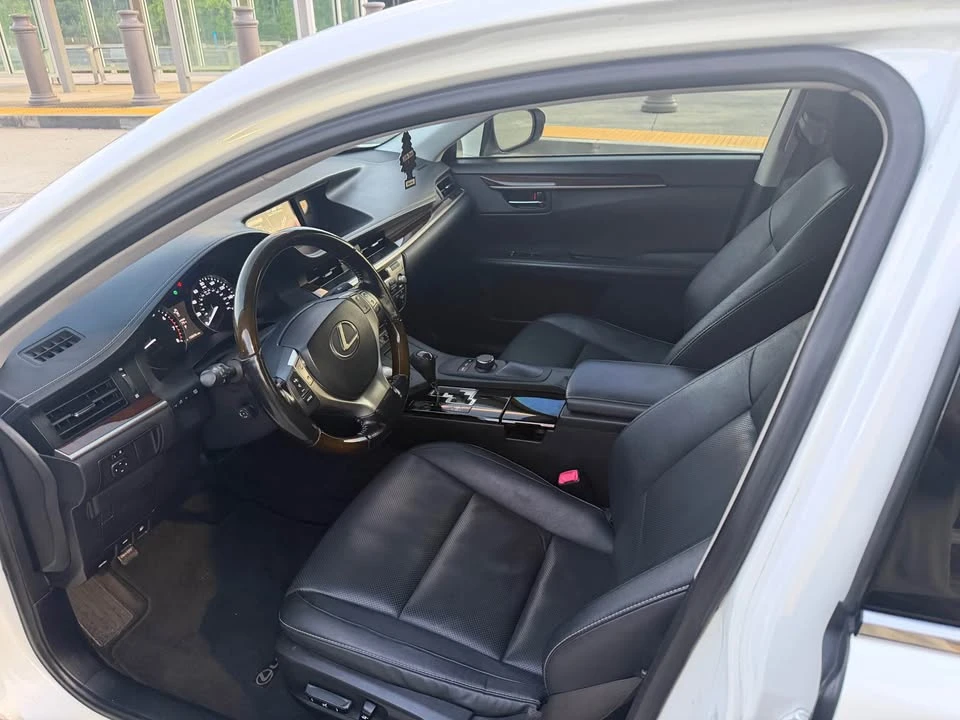 2015 Lexus ES 6th Gen - Image 8 of 16