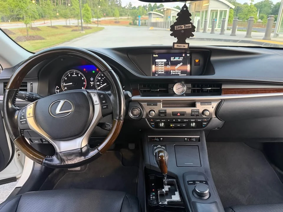 2015 Lexus ES 6th Gen - Image 11 of 16