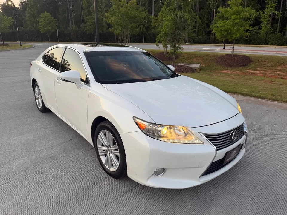 2015 Lexus ES 6th Gen - Image 6 of 16