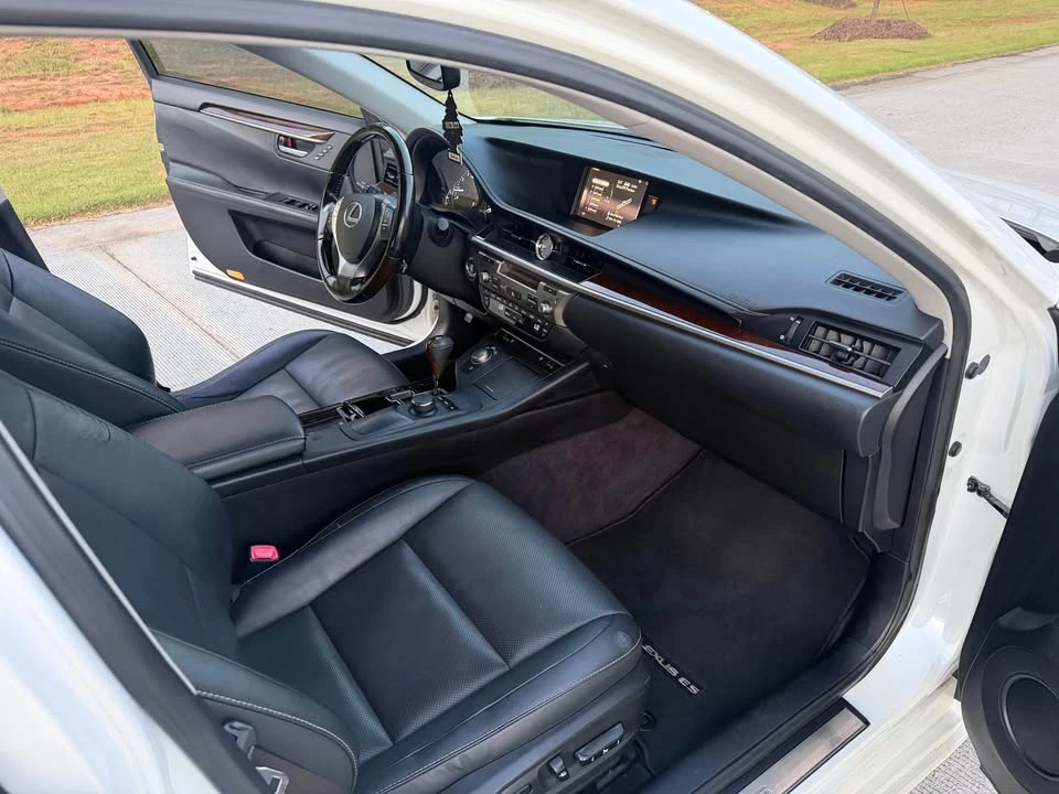 2015 Lexus ES 6th Gen - Image 9 of 16