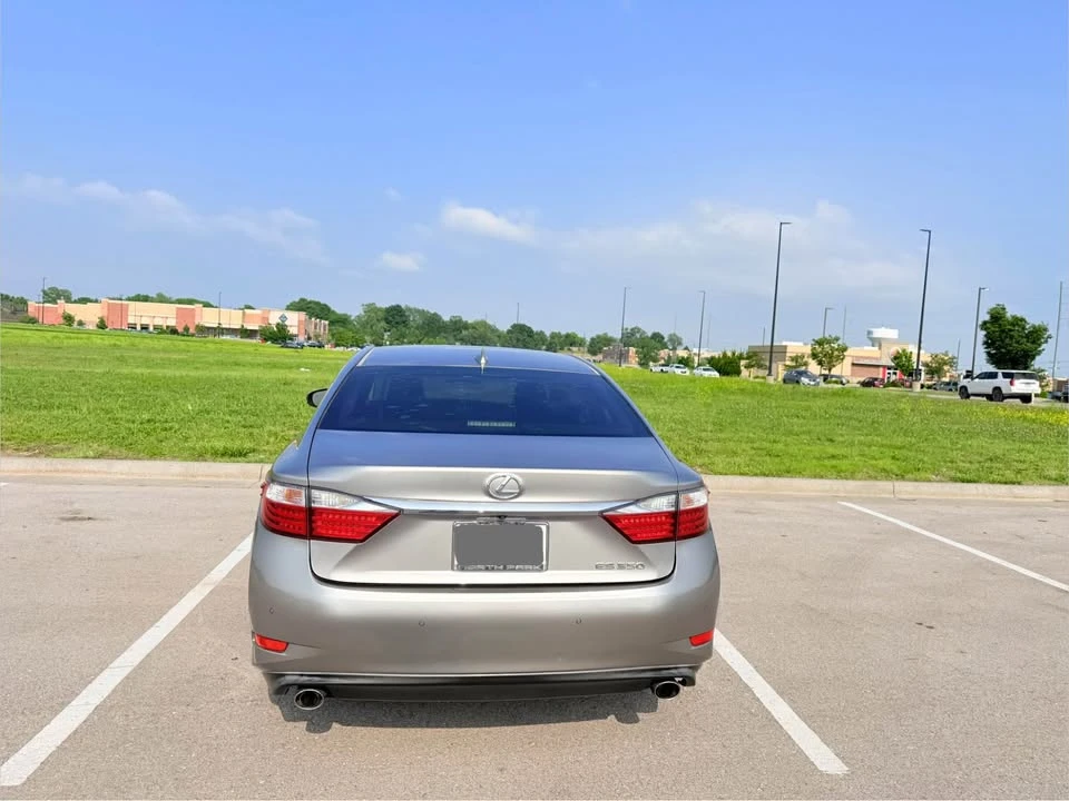 2015 Lexus ES 6th Gen - Image 6 of 19