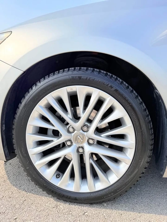 2015 Lexus ES 6th Gen - Image 17 of 19