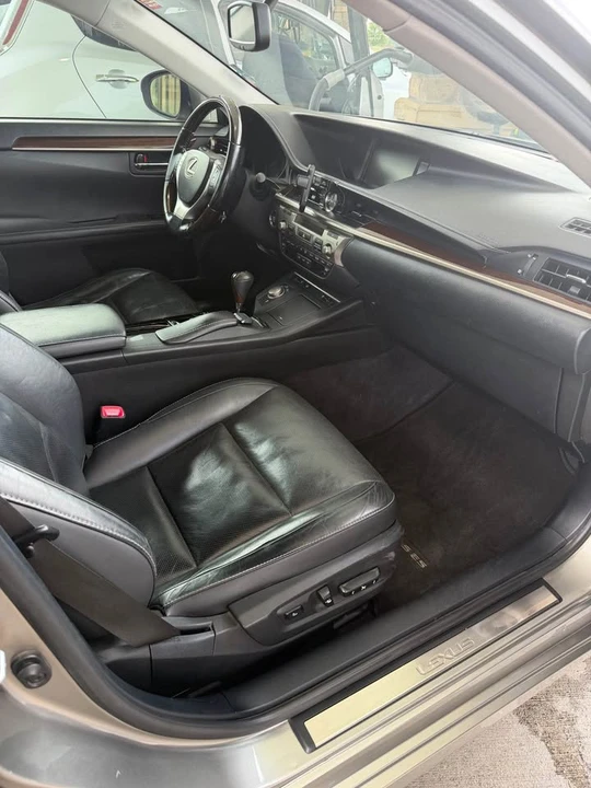 2015 Lexus ES 6th Gen - Image 14 of 19
