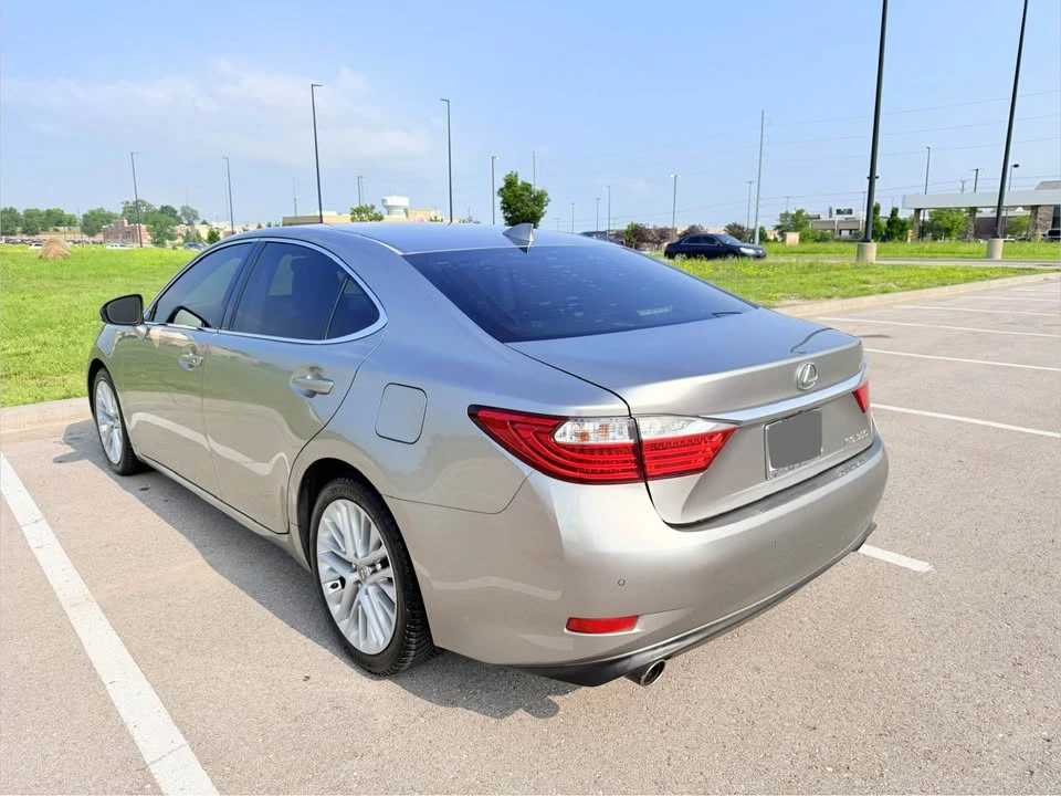 2015 Lexus ES 6th Gen - Image 5 of 19