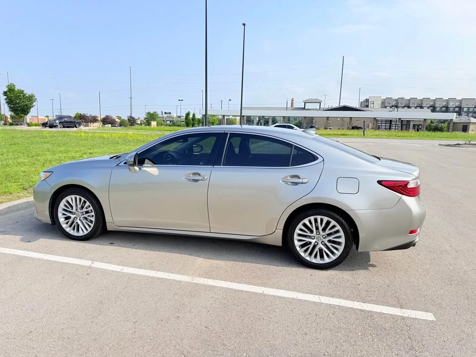 2015 Lexus ES 6th Gen - Image 8 of 19