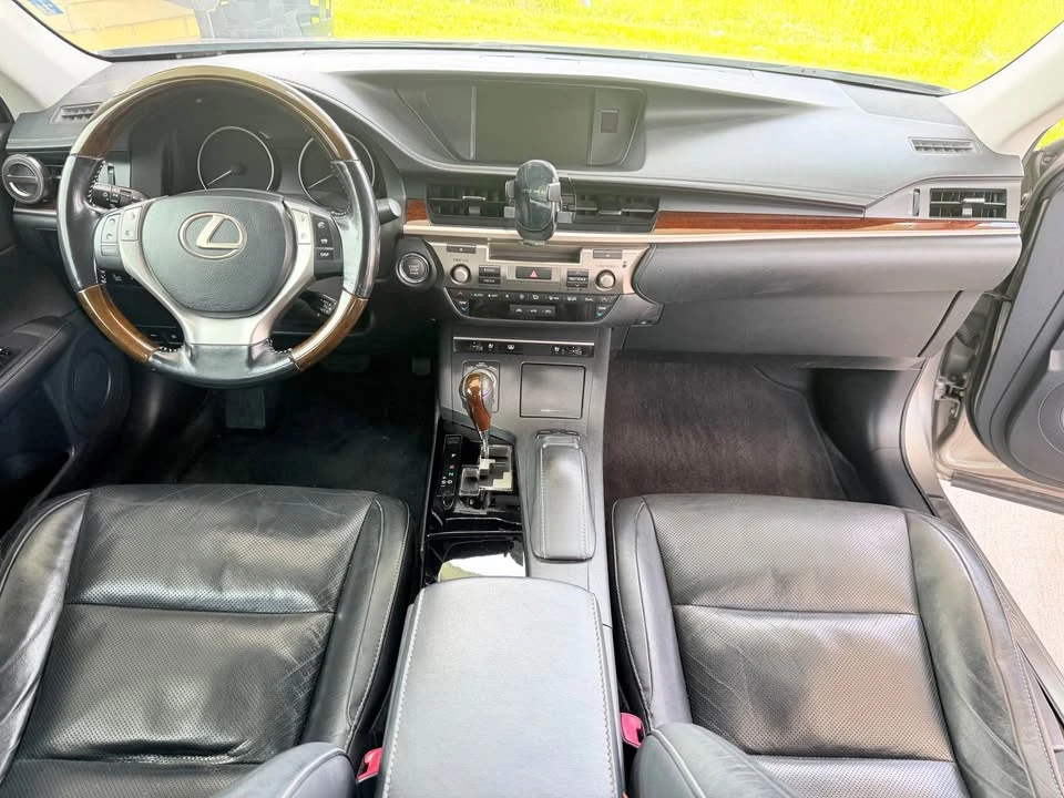 2015 Lexus ES 6th Gen - Image 15 of 19