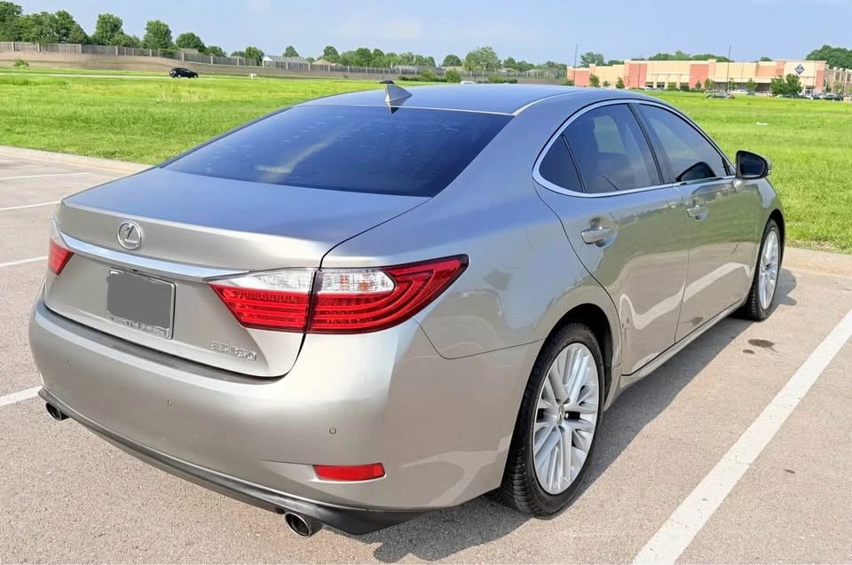 2015 Lexus ES 6th Gen - Image 7 of 19