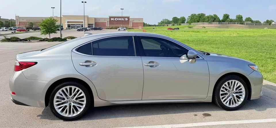 2015 Lexus ES 6th Gen - Image 4 of 19