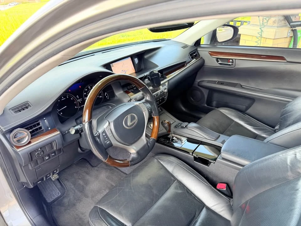 2015 Lexus ES 6th Gen - Image 9 of 19