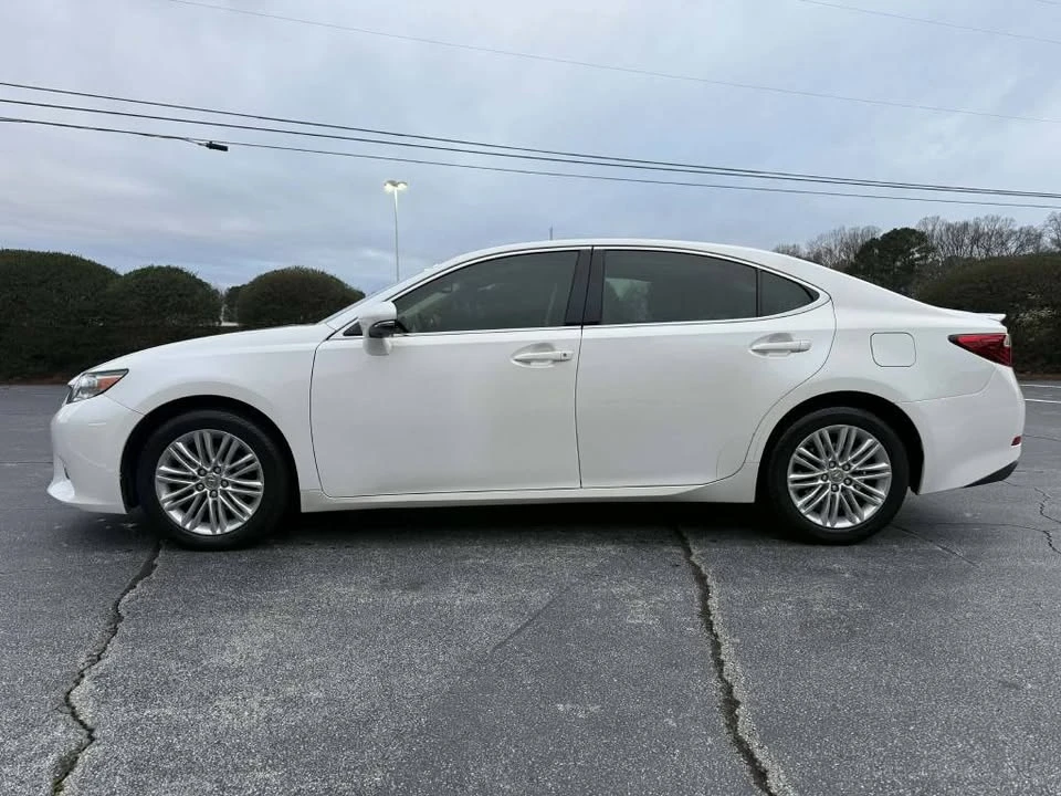 2015 Lexus ES 6th Gen - Image 2 of 11