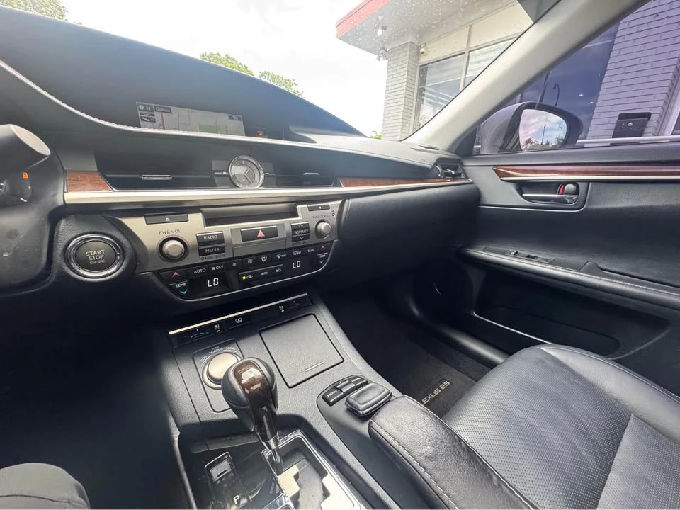 2015 Lexus ES 6th Gen - Image 15 of 19