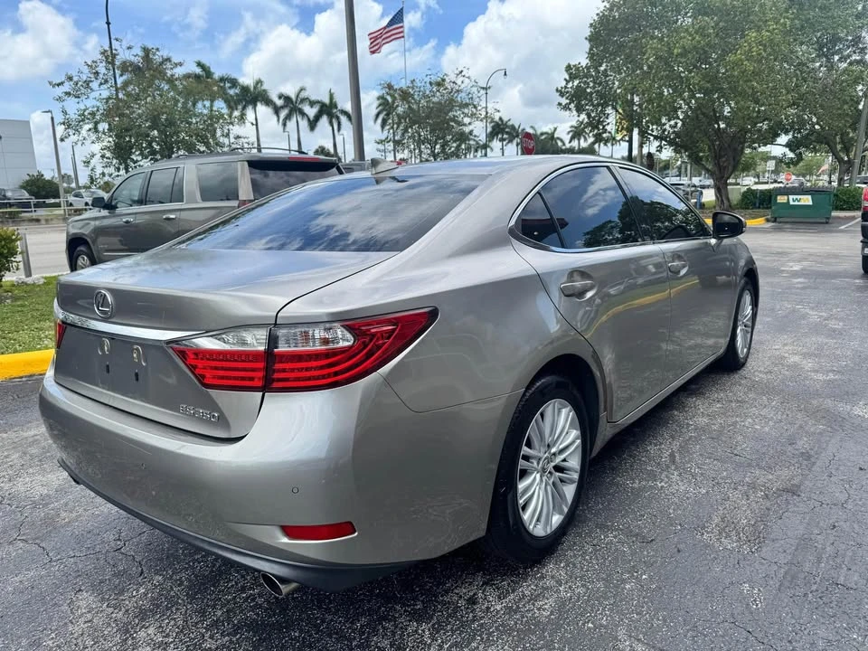 2015 Lexus ES 6th Gen - Image 4 of 19
