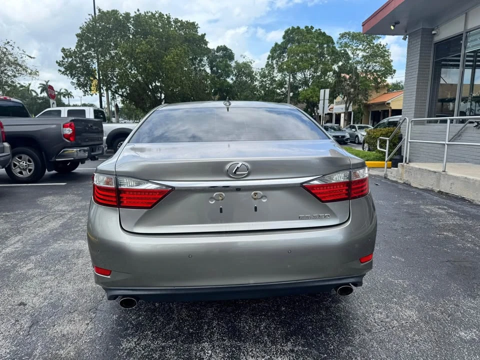 2015 Lexus ES 6th Gen - Image 6 of 19