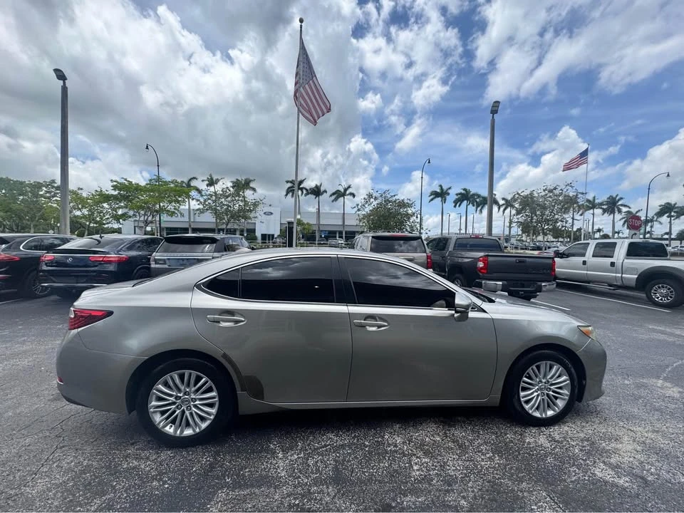 2015 Lexus ES 6th Gen - Image 8 of 19